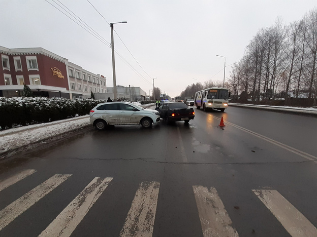 На улице Щорса столкнулись LADA и ВАЗ-2115