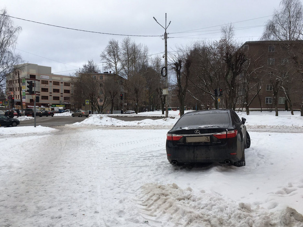 «По звонку наряд не приехал»: в Кирове водитель припарковался на тротуаре у входа в парк