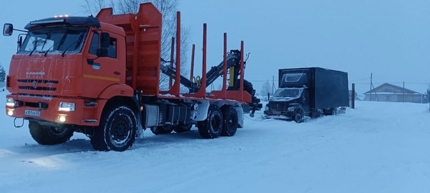 В Кировской области автоинспекторы помогли замерзающему на трассе водителю