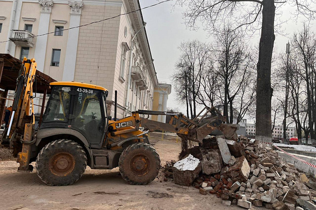 Стену внутреннего двора Кировского Драмтеатра демонтировали
