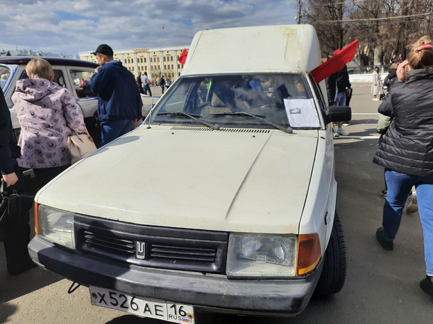 На Театральной площади началась выставка военных автомобилей. Фото