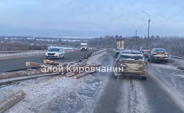 На Новом мосту ограничено движение из-за перевернувшегося прицепа лесовоза