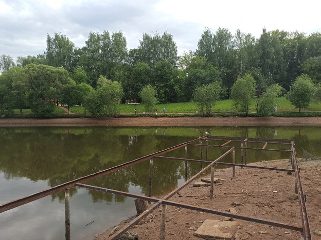 Как выглядит пруд в парке имени Кирова во время спуска воды. Фотолента