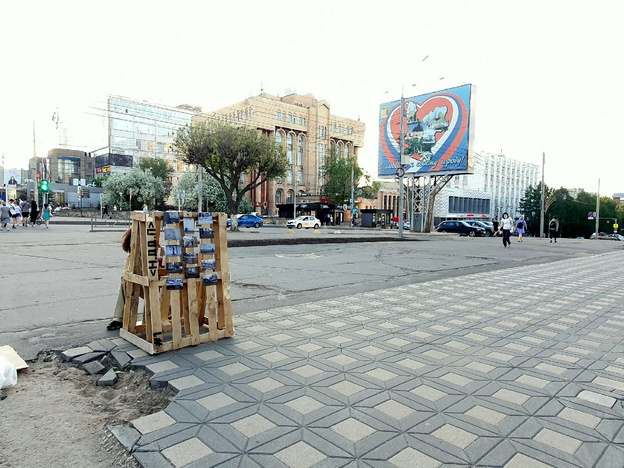 «Универсальный символ разрухи». Кировчанин организовал фотовыставку на поддонах перед городской администрацией