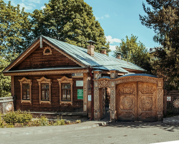 Кировчанин сделал резной колодец для музея художника Н. Хохрякова