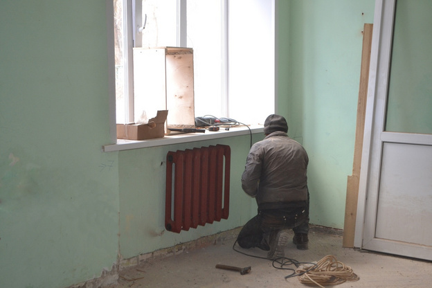 В кирово-чепецкой школе №7 устанавливают радиаторы отопления