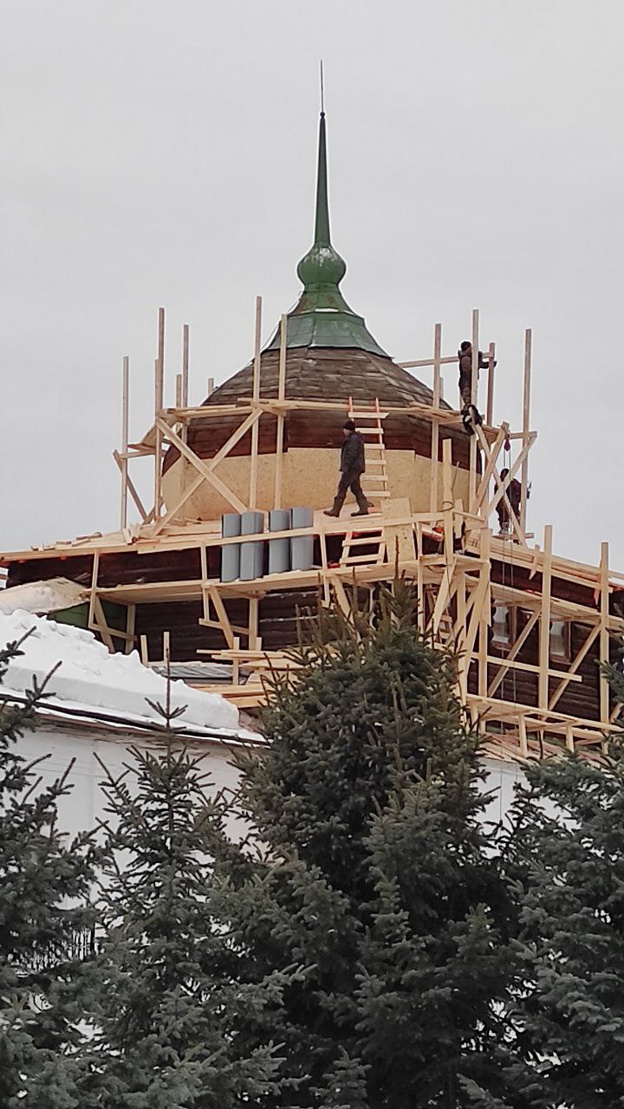 На территории Трифонова монастыря ремонтируют северо-восточную башню