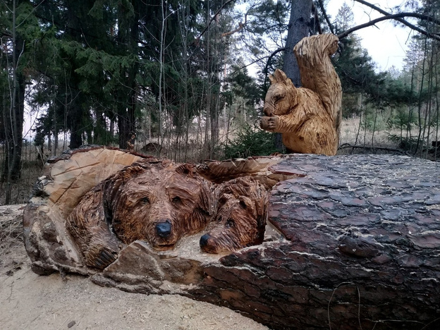 Житель Вятских Полян украсил парк фигурами животных, которые он вырезал из дерева