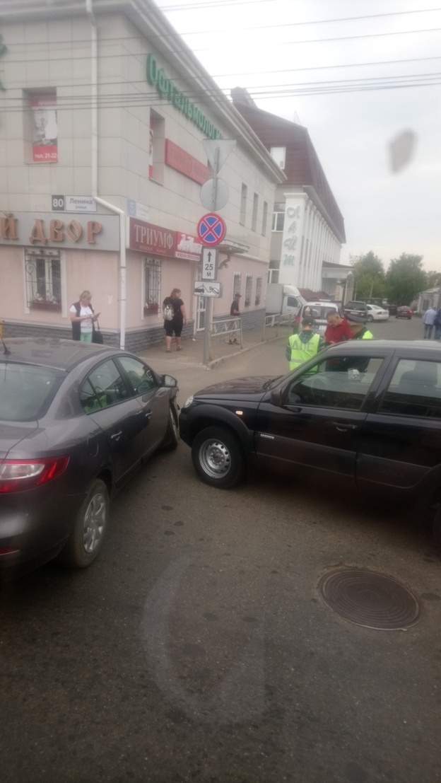 Улица Ленина встала в пробке из-за ДТП