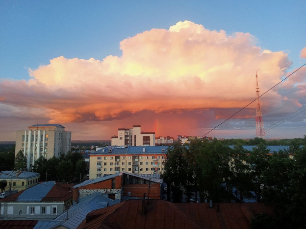 Кировчане поделились фотографиями невероятного заката