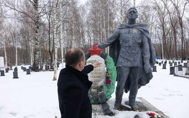 Кировские депутаты проверили благоустройство мемориальных зон