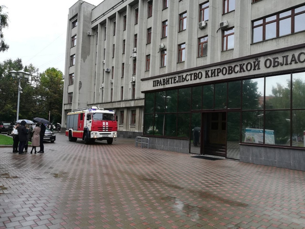 В здании правительства Кировской области произошло задымление. На место прибыло три пожарных расчёта