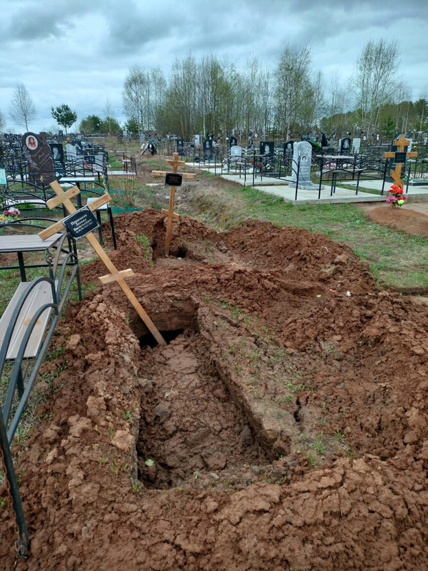 Местные жители пожаловались на провалившиеся могилы на кладбище в Каркино