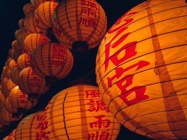 Фонари из бумаги, танцы в костюме дракона и деньги в конверте: что нужно знать о китайском Новом годе?