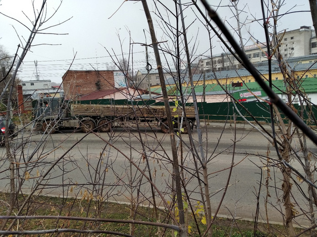 В Кирове кран с проезжавшего грузовика упал на легковушку