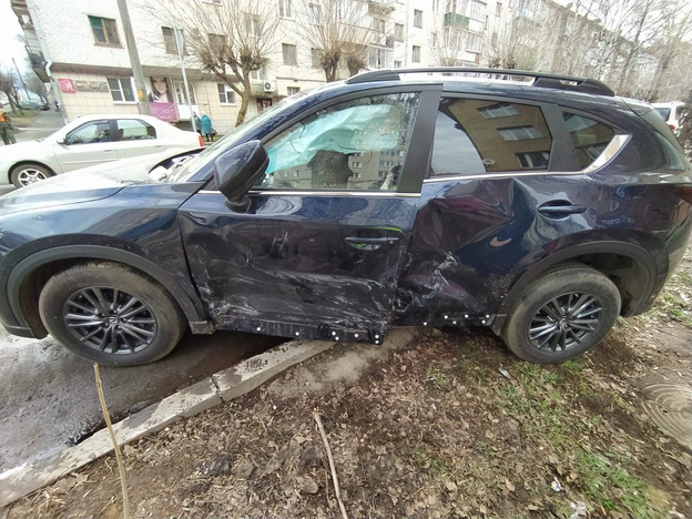 В Кирове после столкновения с автомобилем перевернулась иномарка