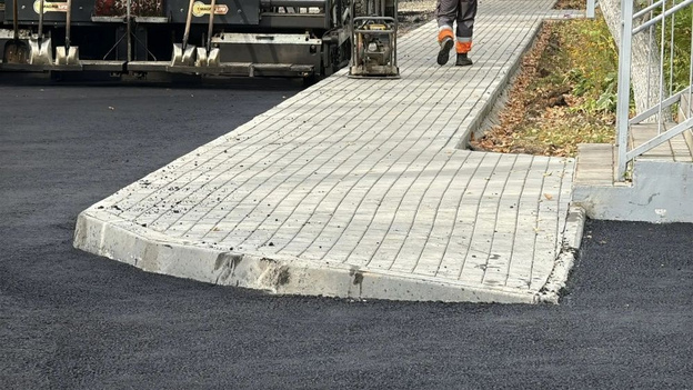 В Кирове ремонтируют подъезды и тротуары у социальных объектов