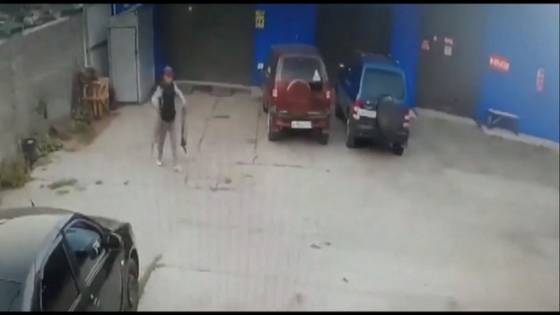 Полицейские разыскивают кировчанина, который украл автомобильную дверь