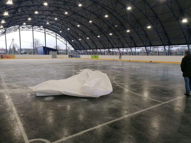 Каток в Яранске почистили после снегопада