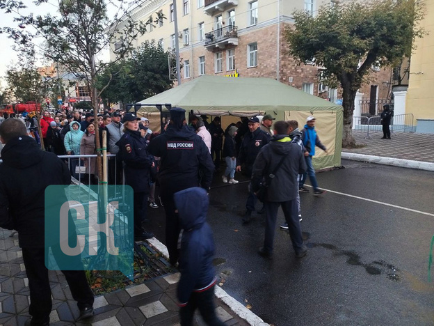 Кировчане заранее занимают места у сцены в ожидании «Любэ»
