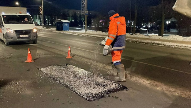 В Кирове ночью заделывают ямы на улицах