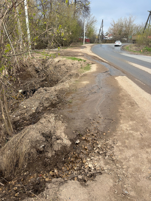 В слободе Санниковы из-под земли течет вода, которая затапливает огороды и дорогу