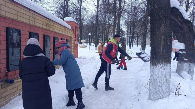 Волонтёры из Яранска почистили снежные заносы вокруг памятников героям ВОВ