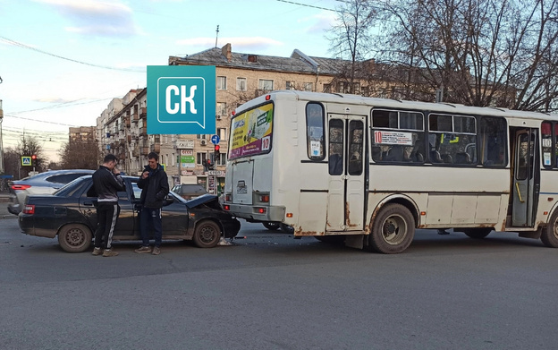 На Октябрьском проспекте столкнулись две легковушки и автобус