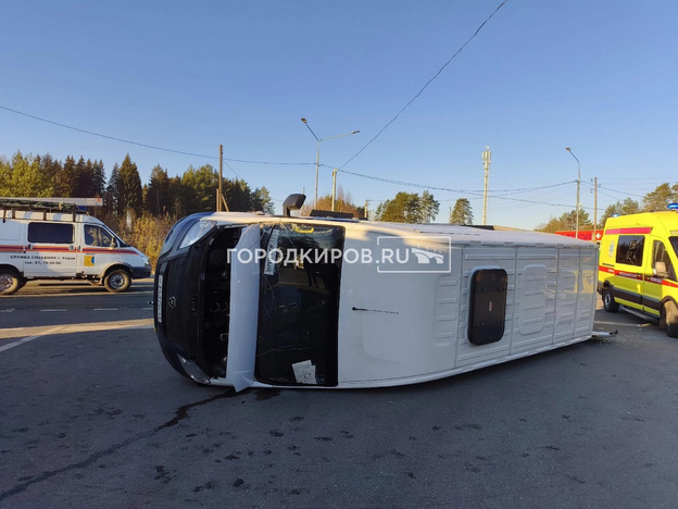 В Кировской области перевернулся микроавтобус