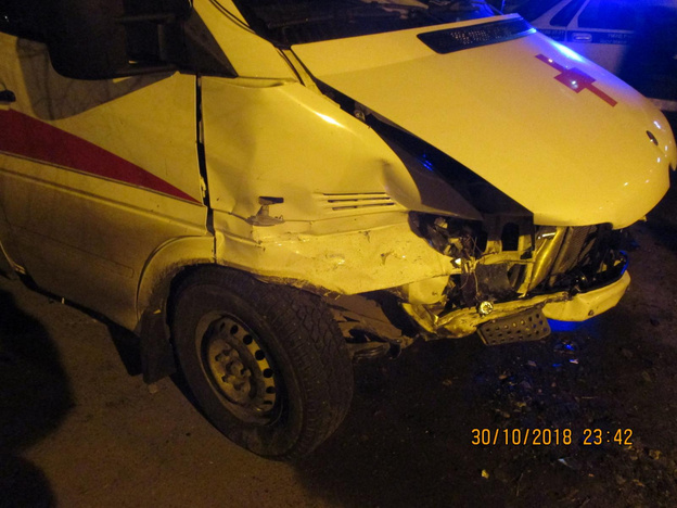 На Октябрьском «Ниссан» не пропустил машину скорой помощи. Три человека пострадало