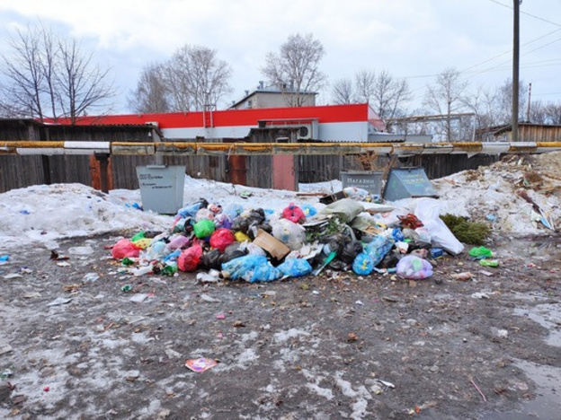 В Котельниче рабочие забрали мусорные баки, вывалив отходы прямо на улицу