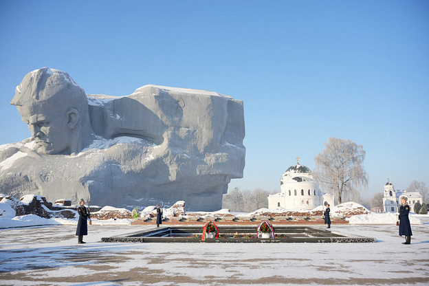Делегация Кировской области возложила цветы к Вечному огню в Брестской крепости