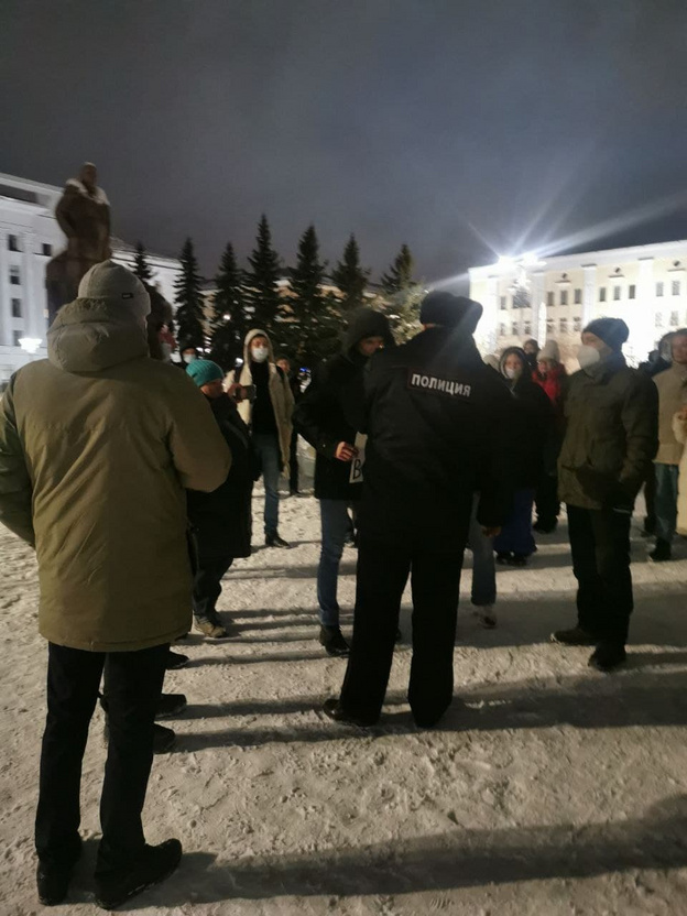 Репортаж с Театральной площади в Кирове, где прошёл флешмоб против военной операции в Украине
