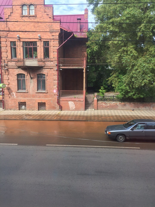 В центре Кирова прорвало трубу: несколько улиц затоплено