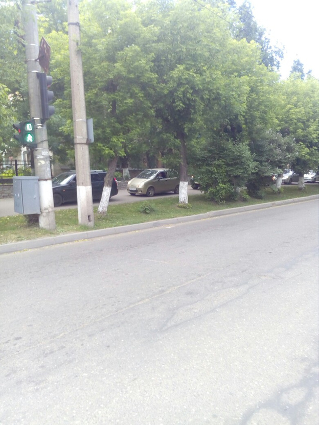 Из-за аварии на Октябрьском проспекте водители объезжали пробку по тротуару