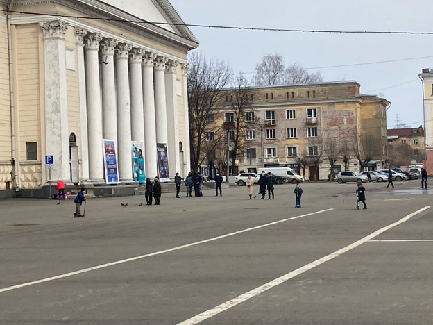 В Кирове на Театральной площади заметили скопление сотрудников правопорядка