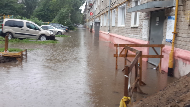 Затопленные подъезды и рухнувшие деревья: последствия непогоды в Кирове