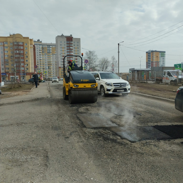На улице Современной после многочисленных жалоб кировчан проводят ямочный ремонт