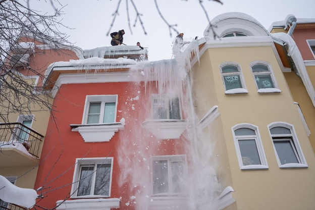В Кирове проверяют, как управляющие компании чистят крыши от снега
