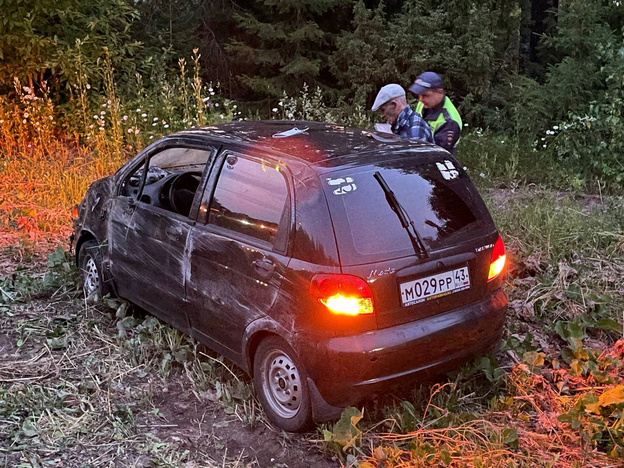 В Нолинском районе иномарка съехала в кювет. Есть пострадавшие