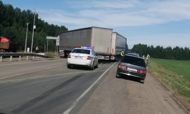 На трассе в Свечинском районе две фуры зажали легковой автомобиль