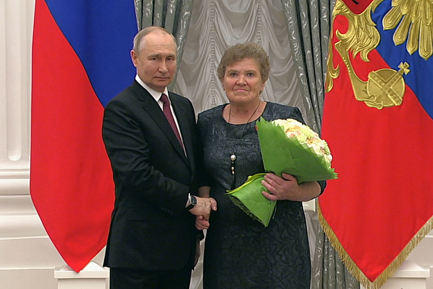 Президент России Владимир Путин наградил учителей из Кировской области знаками отличия