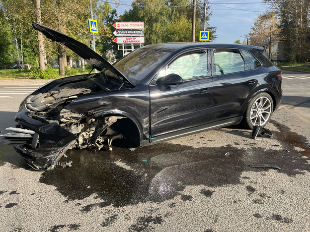 На улице Пугачёва погиб человек при столкновении BMW и Porsche