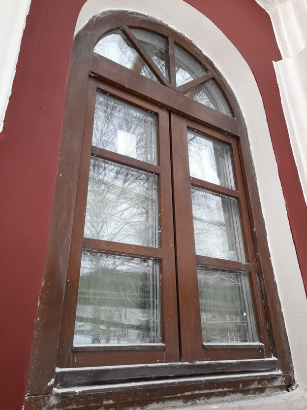 В процессе реставрации трёхвековая Приказная изба обзавелась пластиковыми окнами
