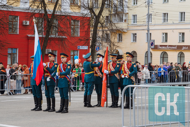 Торжественный парад на Театральной площади 9 мая. Фоторепортаж