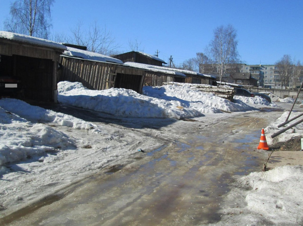 В Слободском «десятка» без водителя сбила девушку