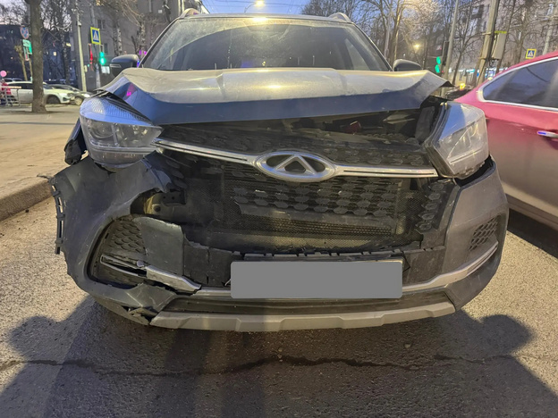 На Октябрьском проспекте столкнулись «Чери» и ВАЗ