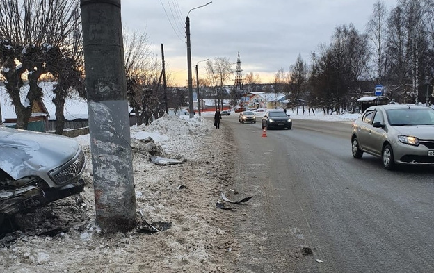 «Чуть не задавил людей на остановке и врезался в столб»: в Нововятске у переезда произошло массовое ДТП