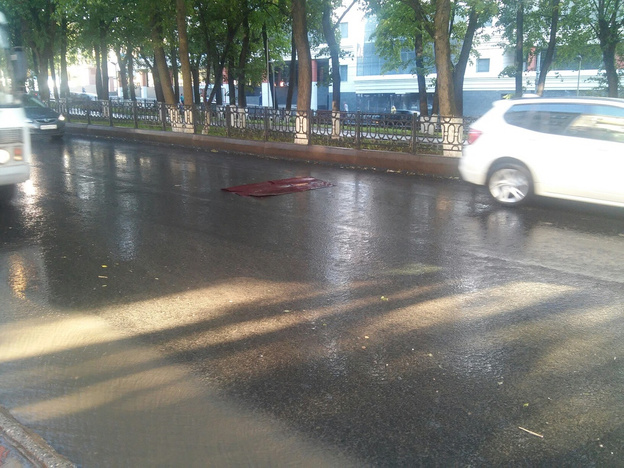 В Кирове сильный ветер сорвал крышу с автобусной остановки