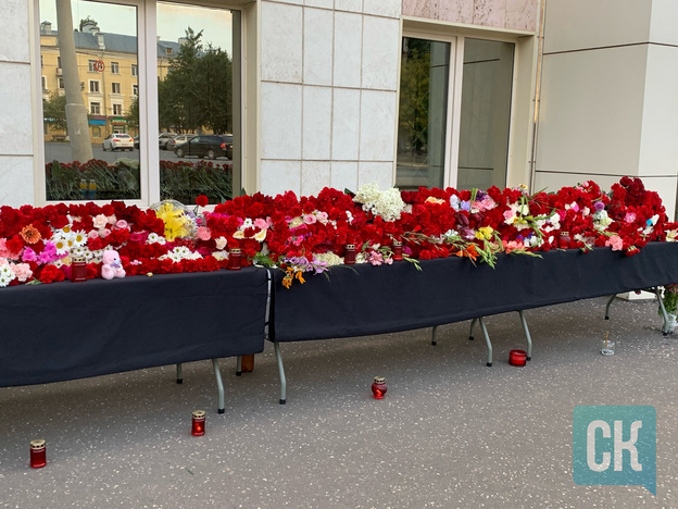 Город скорбит: кировчане несут цветы к предприятию, атакованному ракетой